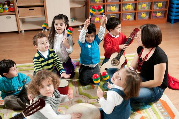 Özel gereksinimli öğrenciler müzik yapıyor