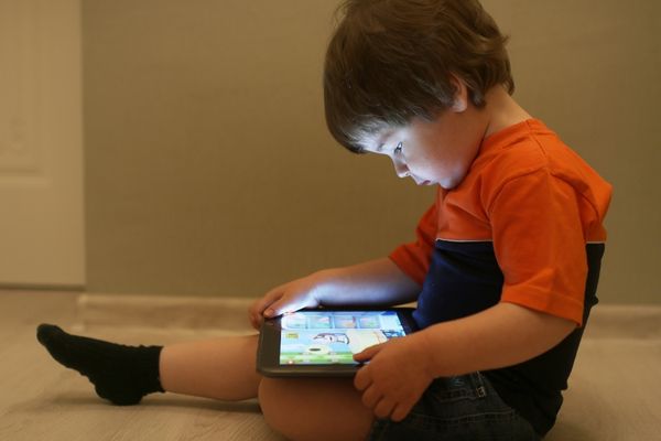 Tablet kullanan çocuklar