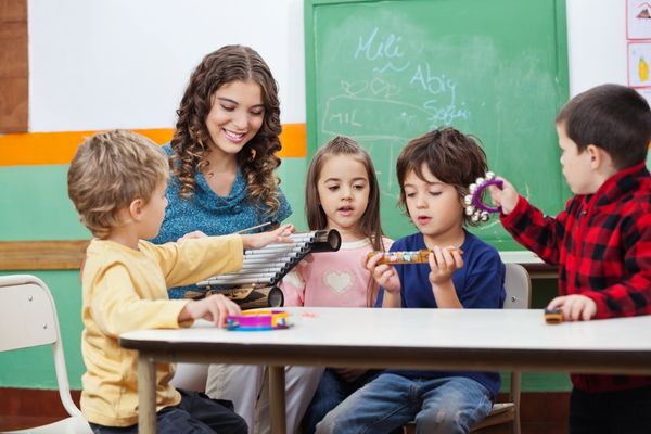 Orff çalgıları kullanan çocuklar