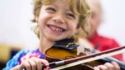 smiling-child-playing-violin